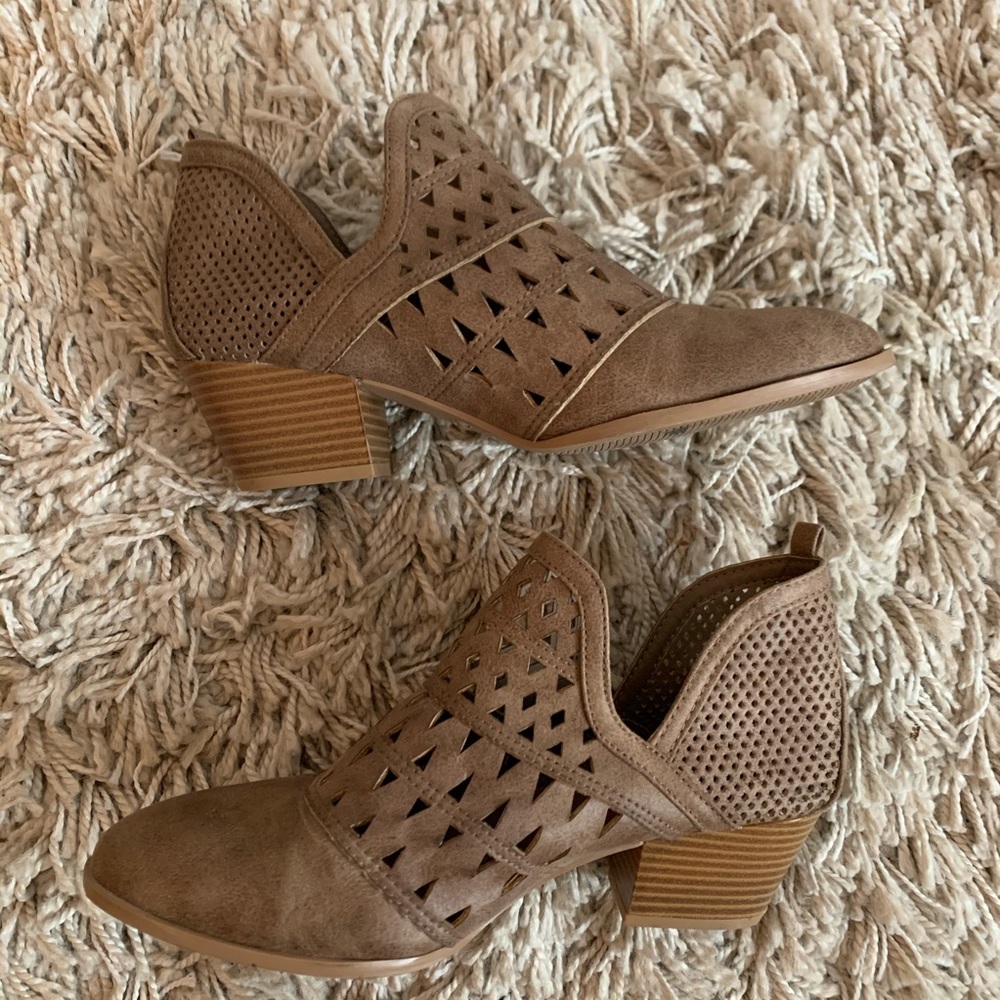 QUPID | Pointed Toe Low Chunky Heels Booties